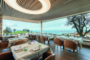 gedeckte Tische im Hotel Fritsch am Berg mit Ausblick auf den Bodensee