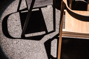 Licht-Schatten eines Stuhls, ausgeleuchtet von einem Mitarbeiter des Festspielhaus Bregenz im Werkraumhaus