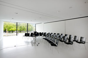 Saal Bodensee mit Reihenbestuhlung und Glasfront auf den Platz der Wiener Symphoniker vor dem Festspielhaus Bregenz