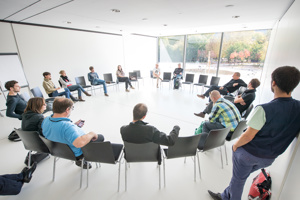 Workshop-Teilnehmer:innen in einem Stuhlkreis im Saal Bodensee im Festspielhaus Bregenz