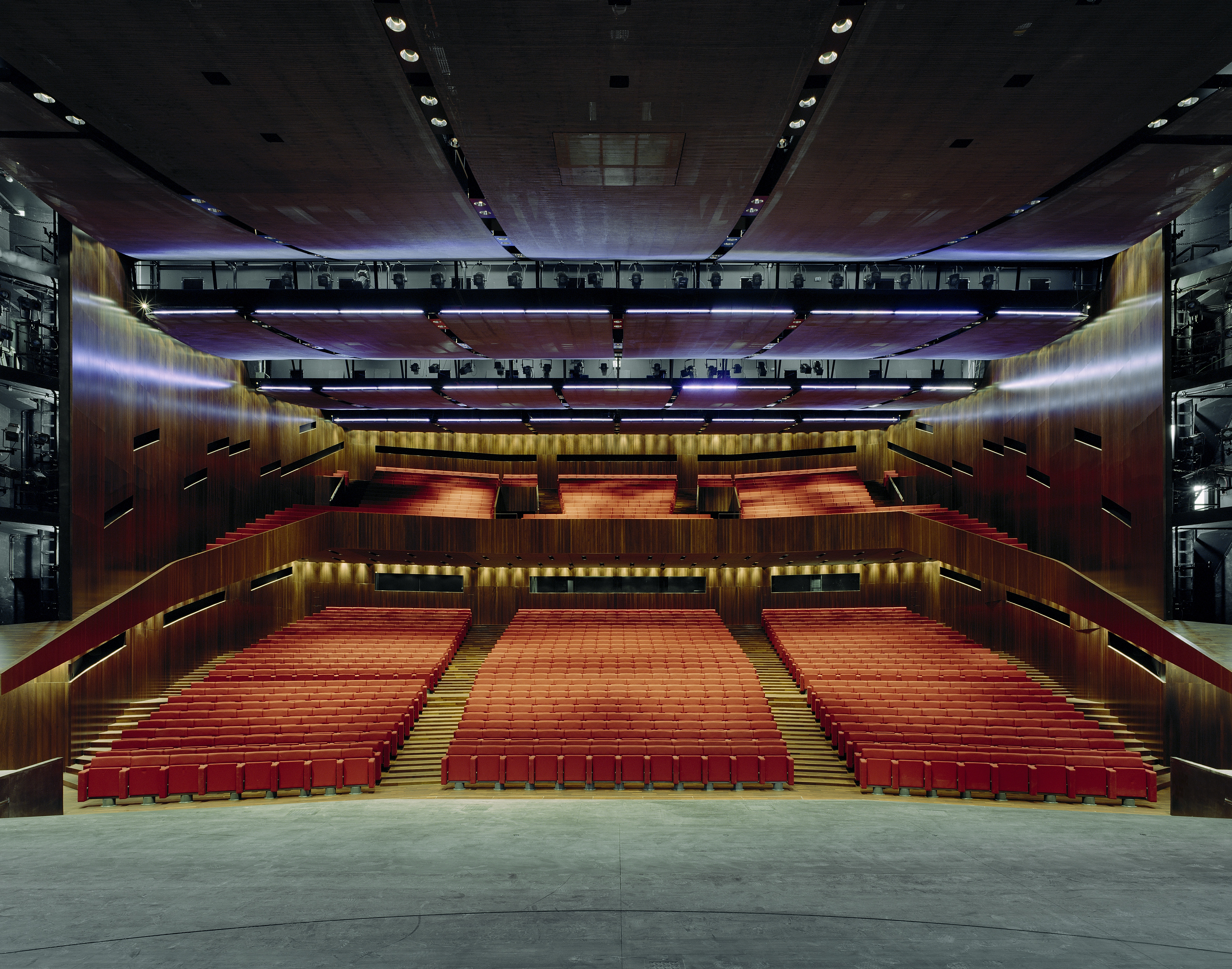 Großer Saal, Blickrichtung Auditorium mit roten Stühlen, Festspielhaus Bregenz © Bruno Klomfar