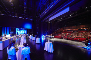 Großer Saal mit Catering an Stehtischen auf der Hauptbühne im Festspielhaus Bregenz