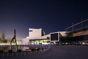 Festspielhaus Bregenz mit Vorplatz-Brunnen
