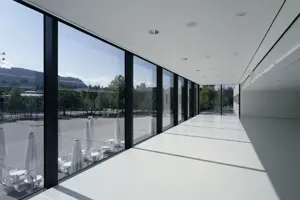 Der leere weiße Saal Panorama mit Fensterfront und Blick hinaus auf den sonnigen Platz der Wiener Symphoniker © Bruno Klomfar