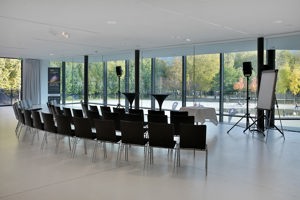 Dreireihiger Halbkreis mit schwarzen Stühlen vor 2 Stehtischen im Parkstudio mit Blick auf den Platz der Wiener Symphoniker