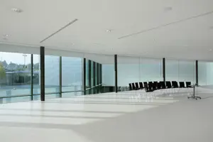 Zweireihige aufgestellte schwarze Stühle im Halbkreis im weißen Parkstudio im Festspielhaus Bregenz © Anja Koehler