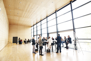 Workshop-Teilnehmer:innen an Stehtischen und Stuhlkreisen im Seefoyer im Festspielhaus Bregenz