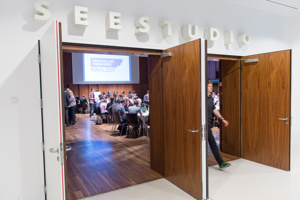 Geöffnete Eingangstüren zum vollbesetzten Seestudio im Festspielhaus Bregenz