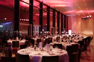 Gedeckte und schön eingeleuchtete runde Tische im Seefoyer im Festspielhaus Bregenz © Anja Koehler