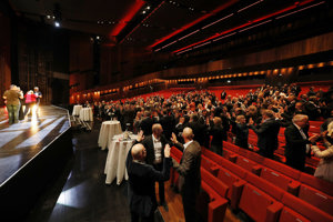 Kongressteilnehmer:innen tanzen im Großen Saal des Festspielhauses Bregenz