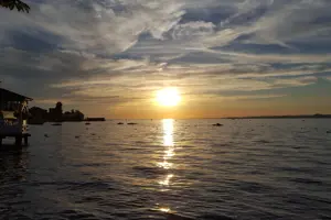 Sonnenuntergang am Bodensee, im Bild links der sogenannte Fischersteg © Gabriel Kremmel