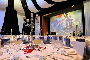 festlich dekorierte Tische bei einem Galaabend auf der Hauptbühne im Festspielhaus Bregenz © Heli Luger