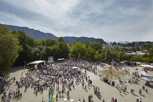 Menschenmenge auf dem Platz der Wiener Symphoniker vor dem Festspielhaus Bregenz