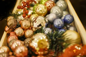 glänzende bunte Christbaumkugeln in einer Holzkiste © Anja Koehler