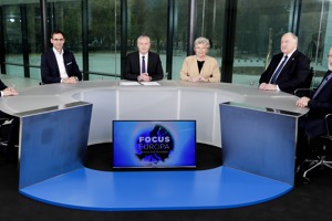 Diskussionsrunde mit sechs Personen an einem Milchglastisch im Parkstudio im Festspielhaus Bregenz mit Blick auf den Vorplatz