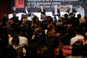 Paneldiskussion vor einer großen Leinwand und einer vollbesetzten Reihenbestuhlung im Seestudio des Festspielhauses Bregenz