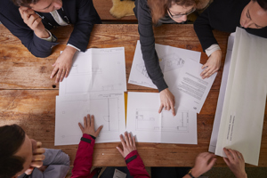 Vorarlberger Convention Forum - Workshopteilnehmer:innen bei der Raumgestaltung