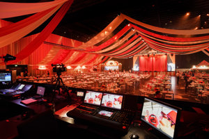 Rot eingeleuchtete, mit weißen Tischen und Stühlen bestückte Werkstattbühne, im Festspielhaus Bregenz