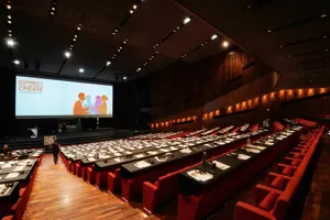 Großer Saal mit Parlamentbetischung und großer Leinwand auf der Vorbühne im Festspielhaus Bregenz © Anja Koehler