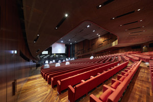 Stehtische mit weißen Tischtüchern im aufsteigenden Auditorum des Großen Saals im Festspielhaus Bregenz