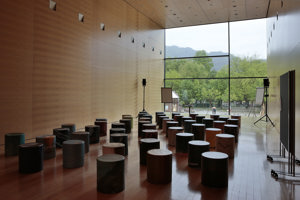 Viele runde Sitzhocker und zwei Flipcharts im Saal propter homines mit Blick auf den Platz der Wiener Symphoniker