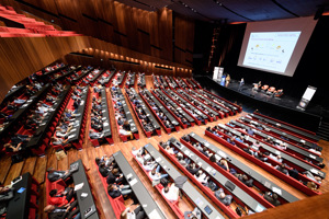 Vollbesetzter Großer Saal mit Parlamentbetischung und großer Leinwand und Podium auf der Vorbühne im Festspielhaus Bregenz