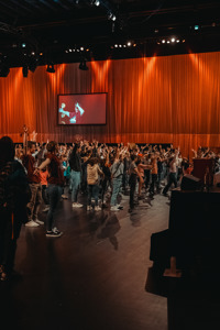 energiegeladene Atmosphäre, tanzende junge Menschen auf der Werkstattbühne im Festspielhaus Bregenz