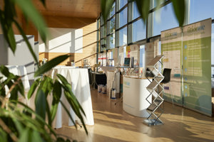 Ausstellungsstände und Stehtische vor der großen Fensterfront im Seefoyer im Festspielhaus Bregenz