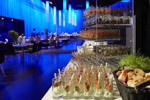 Buffet auf der blau eingeleuchteten Seitenbühne im Festspielhaus Bregenz © Anja Koehler