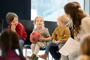 Kleine Kinder sitzen beim Mach-mit-Workshop im Saal Panorama des Festspielhauses Bregenz