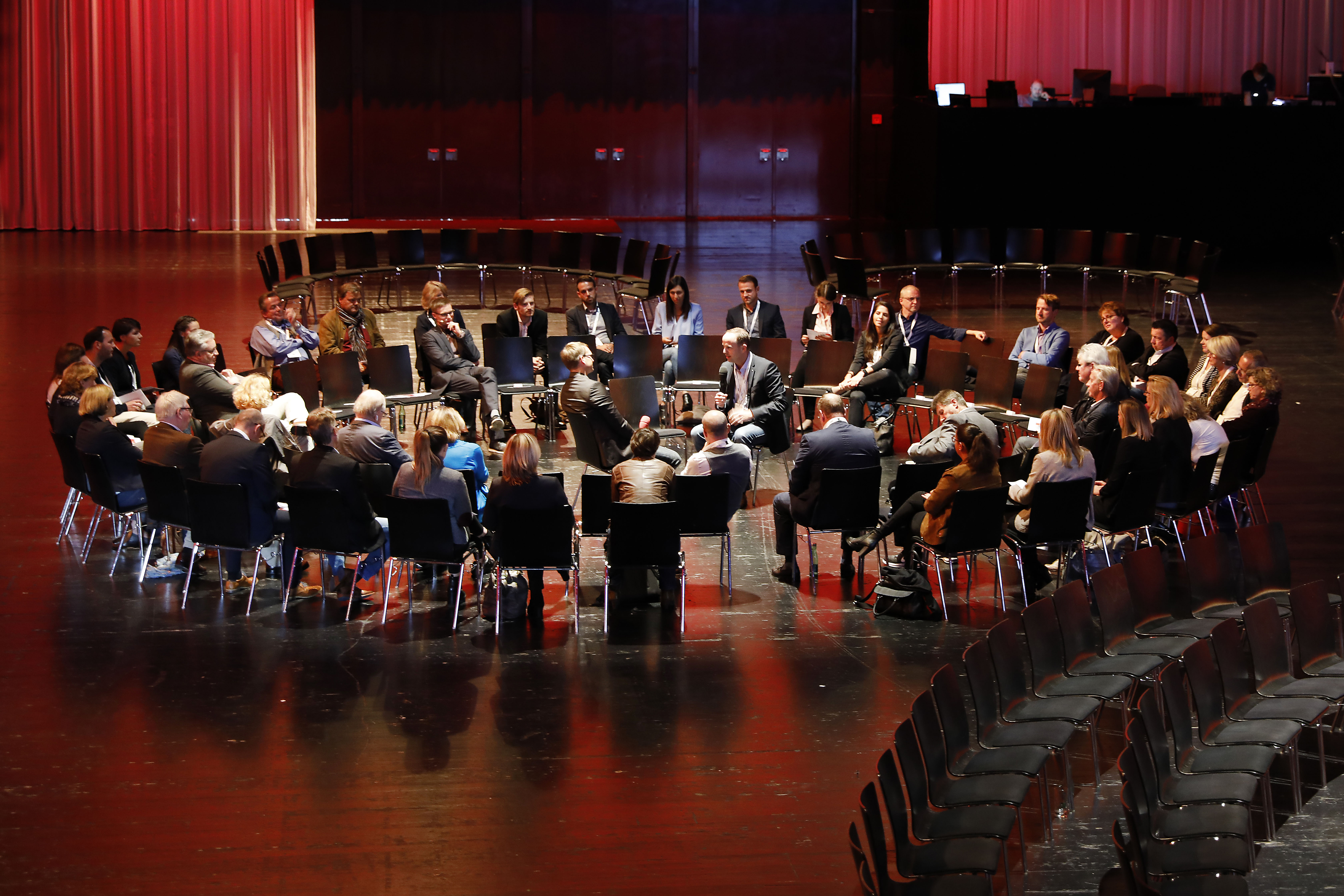 Menschen in einem zweireihigen Stuhlkreis auf der Werkstattbühne im Festspielhaus Bregenz © Anja Koehler