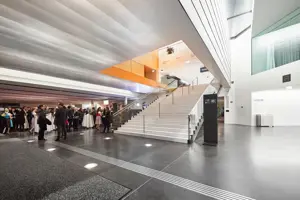 Publikum bei einem Empfang im Eingangsfoyer des Festspielhauses Bregenz © Anja Koehler