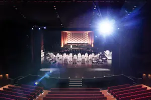 Stehtische mit weißen Tischhussen auf der Hauptbühne des Festspielhauses Bregenz © Anja Koehler