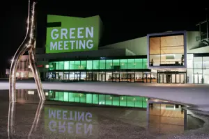Bühnenturm des Festspielhaues Bregenz, beleuchtet mit dem Schriftzug Green Meeting © Karl Forster