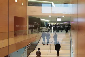 Menschen auf der Hauptstiege Richtung Foyer 1 im Festspielhaus Bregenz © Anja Koehler