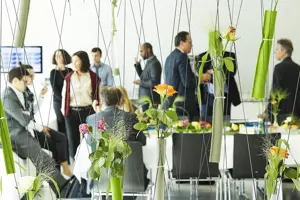 Kongressteilnehmer:innen zwischen bunten Blumen im Festspielhaus Bregenz © Anja Koehler