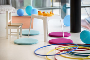 Ein Kindertisch mit Stuhl und verschiedenem Spielzeug im Parkstudio im Festspielhaus Bregenz