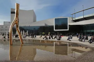 Kongress-Teilnehmer:innen machen Pause bei strahlendem Sonnenschein auf dem Platz der Wiener Symphoniker © Anja Koehler