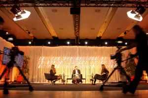 Drei Personen diskutieren vor Kameras im Digitalstudio im Festspielhaus Bregenz © Marco Feldmann