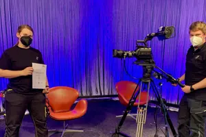 Festspielhaus Bregenz Lehrling Martina mit Zertifikat in der Hand © Tim Pusnik