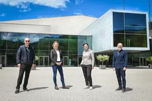 Vier Personen stehen vor dem Festspielhaus Bregenz © Udo Mittelberger