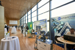 Fachmesse vor der großen Glasfront im Seefoyer des Festspielhaus Bregenz