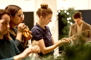Teilnehemerinnen beim kreativen Arbeiten und entspannten Gesprächen beim Adventhock im Festspielhaus Bregenz