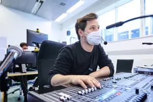 Techniker mit FFP-Maske sitzt an einem Mischpult im Festspielhaus Bregenz © Anja Koehler