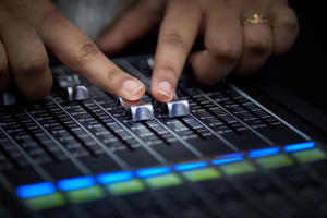 Mädchenhände am Mischpult beim Girlsday im Festspielhaus Bregenz