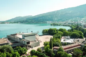 Drohenaufnahme des Festspielhauses Bregenz mit Blickrichtung auf den Bodensee © KoenigsFreunde