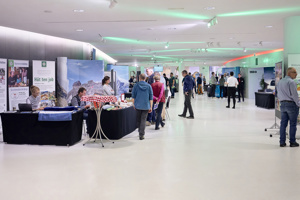 Gutbesuchte Fachausstellung im weißen Foyer im Festspielhaus Bregenz