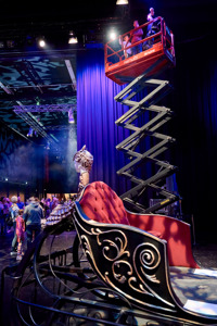 Besucher:innen in einem Steiger auf der Hauptbühne beim Tag der offenen Tür im Festspielhaus Bregenz