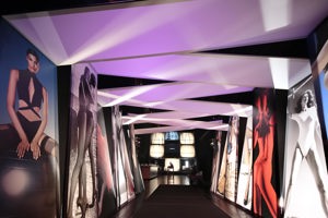 Ein mit Wolford-Models gestalteter Tunnel führt auf die Werkstattbühne im Festspielhaus Bregenz