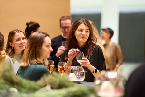 Genussvolles Beisammensein mit Essen und Trinken beim Adventhock im Seefoyer im Festspielhaus Bregenz